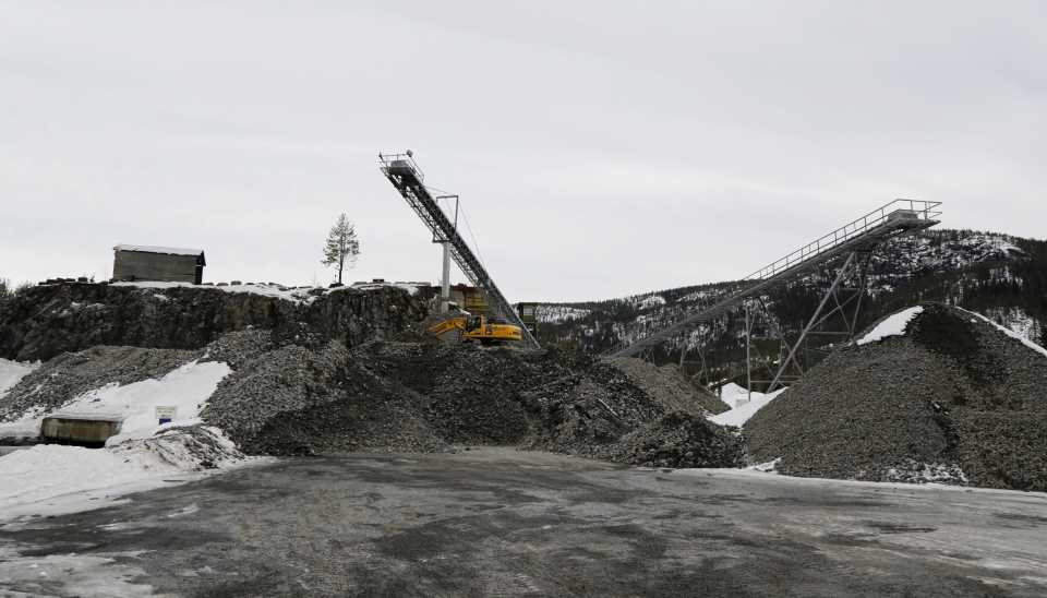 TO FRAKSJONER: Fra grovknuseren (bak) kommer det ut kult (venstre) og 20-120-fraksjon (høyre). Sistnevnte selges som den er, mens kulten er maten til finknuseverket. Foto: Klaus Eriksen