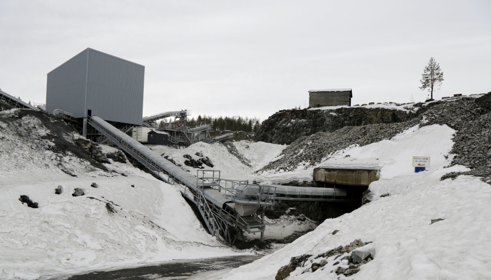 TYNGDEKRAFT: Kulten presses ned i et underjordisk anlegg og fraktes videre på transportbånd og inn i finknuseverket. Foto: Klaus Eriksen
