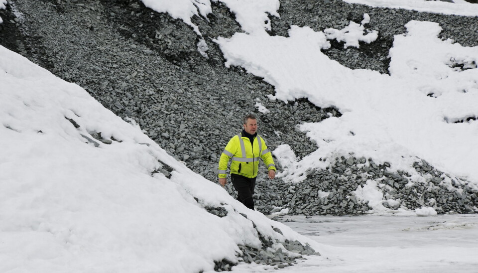 I PUKKVERKET: Ole Jacobsen fra Dozerdrift AS i pukkverket i Rødberg. Det var lite aktivitet her da A&T var på besøk 1. mars, men ved påsketider skal det leies inn bore-, sprenge- og knusetjenester. Foto: Klaus Eriksen