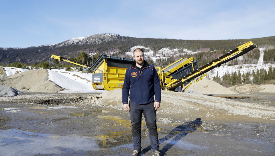 I GRUSTAKET: Ole Vegar Nørstebø fra O. Nørstebø & Sønn AS i ett av to grustak i Uvdal. Her er det kun et sikteverk og noen hjullastere som trengs. Foto: Klaus Eriksen