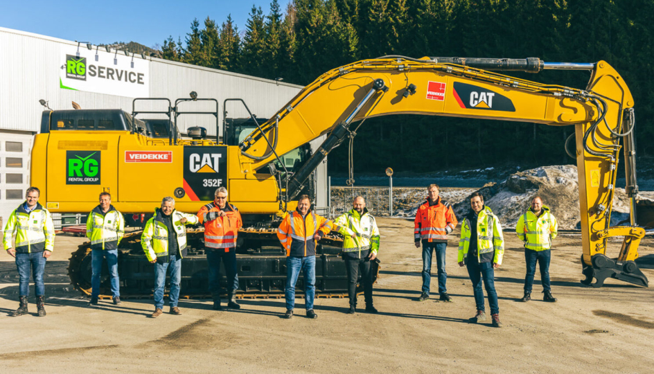 Fra venstre: Espen Jensen (daglig leder i RG Crane), Kjell Sæter (daglig leder i RG Ekspert), Frank Ole Sørensen (daglig leder i RG Machine), Knut Egge (senioringeniør i Veidekke), Tron Walhovd (maskinsjef i Veidekke), Lars Hæhre (adm. direktør i Rental Group), Jon Nässelquist (fagansvarlig maskin i Veidekke), Pål Brandvold (storkundeansvarlig i Rental Group) og Kato Stien (daglig leder i RG Tunnel).