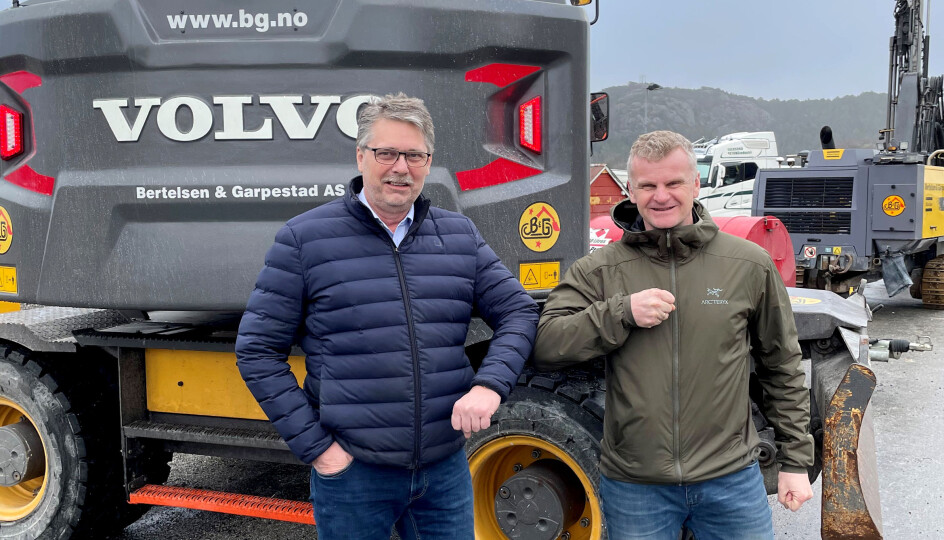 Daglig leder Øyvind Langemyr i B&G (t.v.) og distriktssjef Tor Anders Skjæveland i Volvo Maskin undertegnet den store avtalen.
