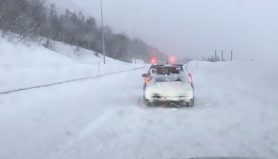 E6 over Kvænangsfjellet er ofte stengt eller kolonnekjørt vinterstid. Her fra oppstillingsplassen for kolonne på fjellovergangens vestside.