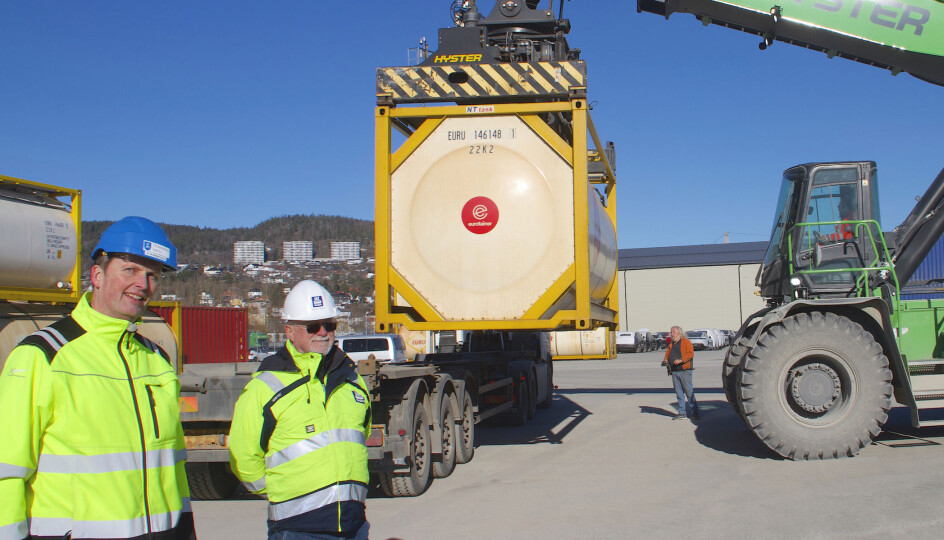 Assisterende havnedirektør ved Dammen havn, Ivar Vannebo(t.v.) og salgssjef for Air1 AdBlue i Yara, Edgar Borge, bivåner at containere med Air1 flyttes fra bil til tog ved Drammen havn.