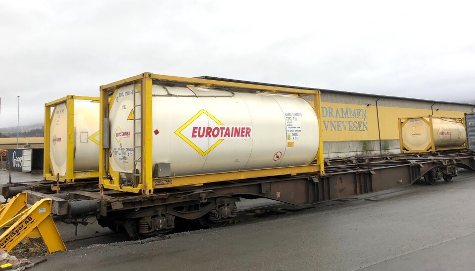 AdBlue-tanker plassert på containertog ved Drammen havn, I fjor ble mer enn 1500 containere med AdBlue fraktet på denne måten.