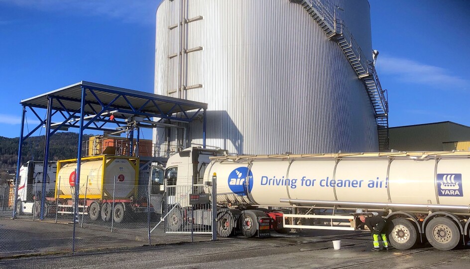 AdBlue-væsken blir først fraktet med skip fra Tyskland og Nederland til Drammen havn for så å fylles opp i en stor tank på havna som rommer 5,5 millioner liter. Deretter blir væsken tappet over i tank-containere som fraktes bort til container-terminalen for omlasting til tog. Veitransport står fortsatt for en betydelig del av AdBlue-transporten, noen som blir eksemplifisert av det bakerste vogntoget på bildet.