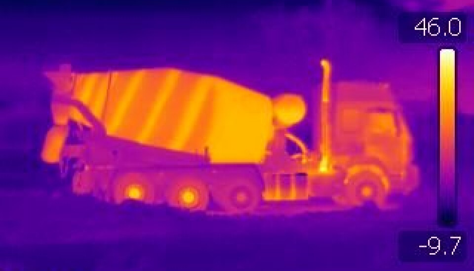 For å følge temperaturutviklingen under transport med betongbil og helikopter, har Sintef utviklet egne temperaturfølere. I tillegg er det tatt infrarøde bilder på byggeplasser og temperaturen er målt under betonghåndtering. Her vises glovarm betongbil ved ankomst på byggeplass ved Altevann. For å følge temperaturutviklingen under transport med betongbil og helikopter, har Sintef utviklet egne temperaturfølere. I tillegg er det tatt infrarøde bilder på byggeplasser og temperaturen er målt under betonghåndtering. Her vises glovarm betongbil ved ankomst på byggeplass ved Altevann.