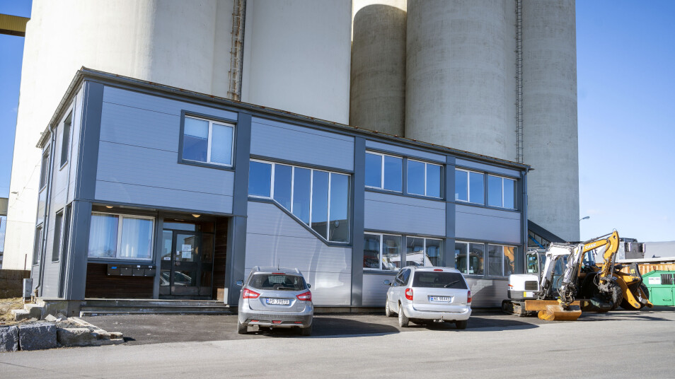 SENTRALT: Bygget Dagenborg & Kjærsgaard har flyttet inn i er nede på havna i Larvik.