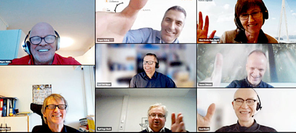 Det var elektronisk signering med bankID på mobil mellom Cowi og Vegvesenet. Nederst fra venstre: Kjartan Hove, Kjell Inge Davik, Sverre Ottesen, Lars Erik Hauer (Cowi), Ellen Slinde, Jesper Afsferg (Cowi), Leif Oddbjørn Møller. Flere som var tilstede: Inger Kjær Sørensen, Kristoffer Jakobsen (Cowi).