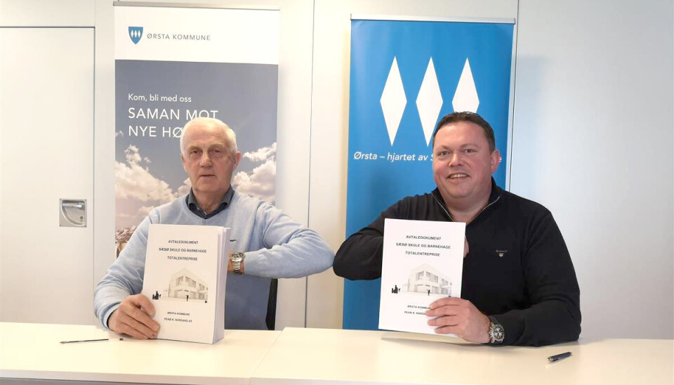 Kontrakt signert for bygging av Sæbø skule og barnehage. Til venstre Stein Aam, ordfører Ørsta kommune og adm. direktør i Peab K. Nordang, Kjetil Nordang.