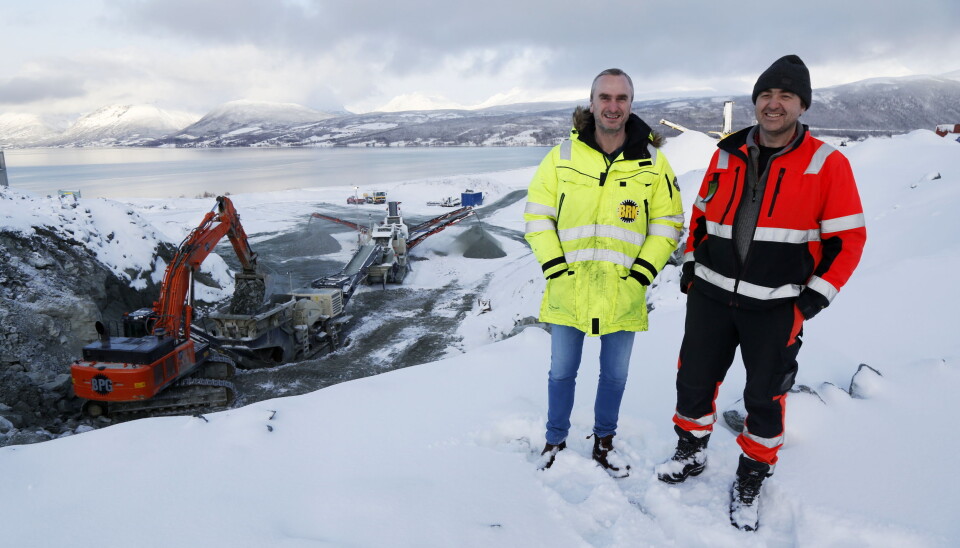 FULL FART: Nå er det full fart på produksjonen bak daglig leder Ernst Vidar Hanssen (t.v.) og driftssjef Jar Are Karlsen, men det har vært et krevende år for Bergneset Pukk & Grus AS i Storsteinnes i Troms. Foto: Klaus Eriksen