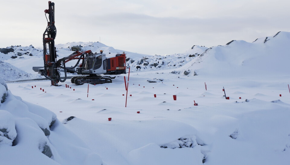 KLAR FOR NESTE SALVE: Riggen har boret opp hullene til neste salve. En normal salve i bruddet er på 10 tonn sprengstoff som løsner 15.000 til 18.000 fm3. Foto: Klaus Eriksen