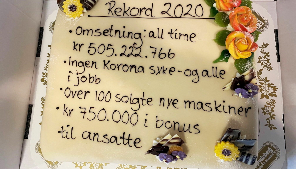KAKE: Det ble kake og belønning på de ansatte i Fredheim Maskin etter at regnskapet for 2020 var avsluttet. Foto: Fredheim Maskiin