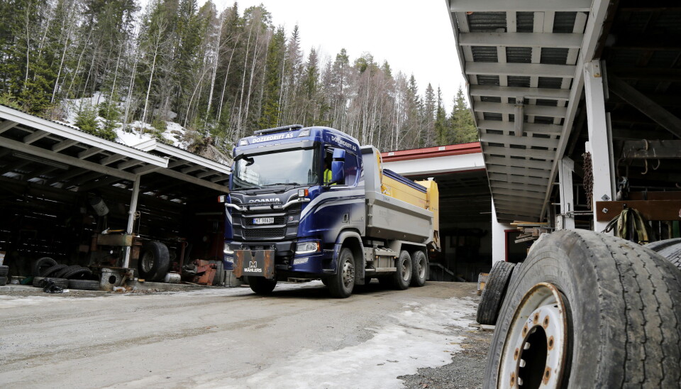 KOSTNADER: Dozerdrift AS sier det skal godt gjøres å få nok betaling for brøyteoppdrag til at bedriften sitter igjen med noe etter lønn, diesel og slitasje på utstyret.