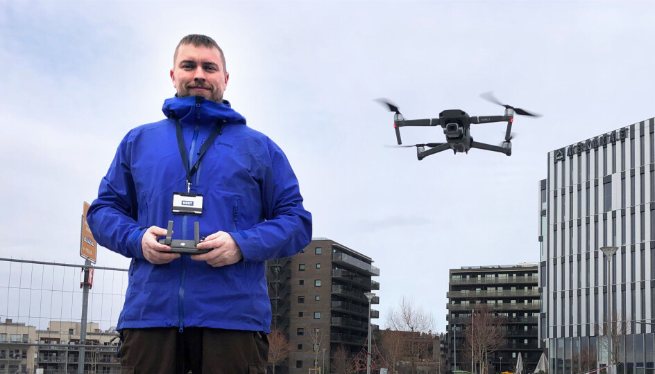 Niklas Gisle med et viktig BIM-verktøy; dronen.