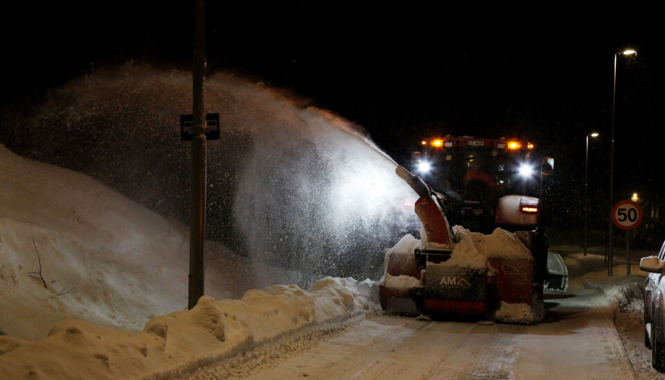 FULL FRES: Når snøen laver ned på Finnsnes i Troms, og det skjer ganske ofte i store deler av året, er det bare å fyre opp utstyret Anlegg & Maskin har stående klart døgnet rundt.