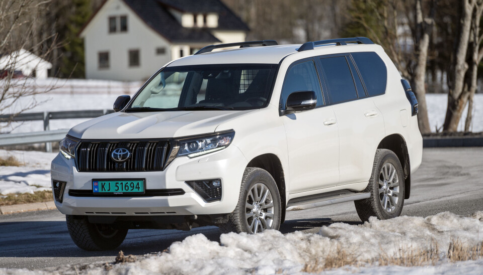 HØYREIST: Land Cruiser er en svær bil. Du sitter høyt og har god oversikt.