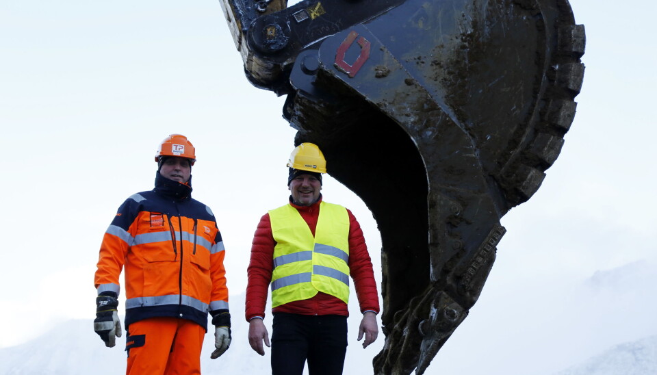 TESTER: Trond Pettersen (t.v.) og hans TP Maskin tester en ny Gjerstad-skuffe som er utviklet på bestilling. Her sammen med Stig Kjetil Haugsvær i Gjerstad Products. Foto: Klaus Eriksen