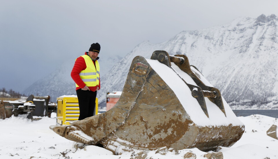 TO SKUFFER: Gjerstads Stig Kjetil Haugsvær ved den ene av de to like Gjerstad-skuffene. Denne trenger et tannskifte. Foto: Klaus Eriksen