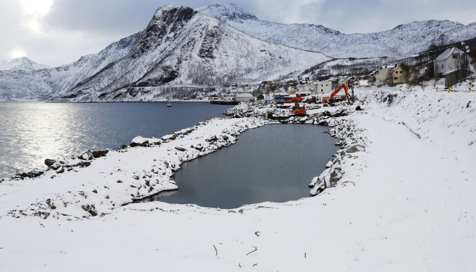DRENERES: Havnebassenget skal dreneres og det skal graves ut ca. 60.000 m3. Deretter skal det fylles stein i sjøen det det på det dypeste er 43 meter dypt for å bygge to moloer. Foto: Klaus Eriksen