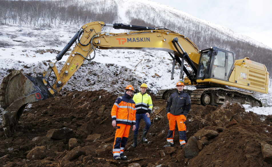 NY MASKIN: Trond Pettersen (t.v.) spøker med at maskinfører Kim André Hansen (t.h.) fikk ansvaret for å grave ut området øverst i prosjektet, fordi han er den eneste som ikke har høydeskrekk. Hansen sitter i en splitter ny Cat 352 NG som Stian Rundmo (midten) i Pon Equipment leverte ved juletider. Foto: Klaus Eriksen