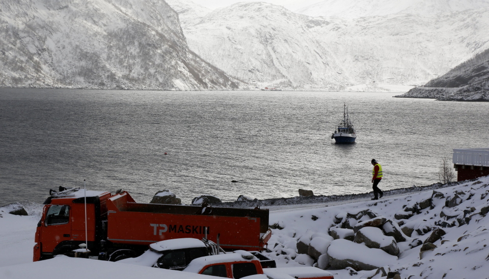 IDYLLISK: Så ble været fint igjen da vi kom tilbake til brakkene. Ord trengs ikke for å beskrive omgivelsene i Fjordgård på Senja. Foto: Klaus Eriksen
