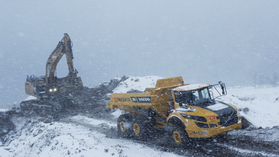 VÆRET SKIFTER: Dette bildet er tatt med få minutters mellomrom fra bildene i strålende vær. Slik skifter det hele dagen. Foto: Klaus Eriksen
