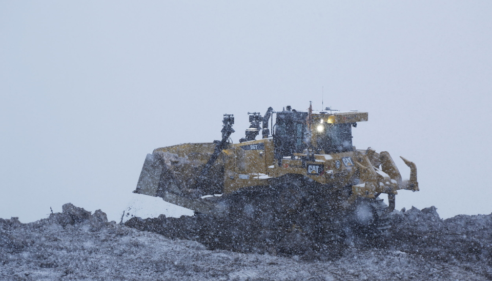 MÅ FØLGE MED: Man skal ha tunga rett i munn og hendene på spakene når man jobber på tippen under sånne forhold. Foto: Klaus Eriksen