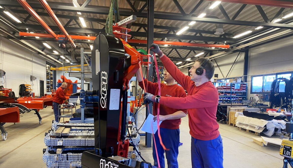 DOBLE SKIFT: Produksjonen av Ilsbo krattknusere er i full gang hos Tokvams as, her ferdiggjør Nerijus Ceponas og Tor Sørlien-Bjørnsveen armen til en krattknuser-modell for traktor.