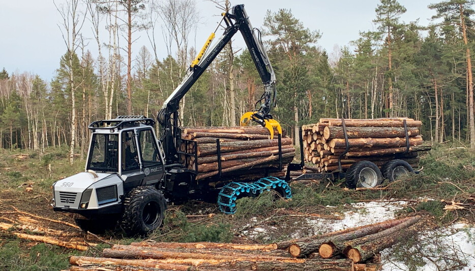 KAPASITET:Med tilhenger har 560F lastekapasitet på 9 tonn.