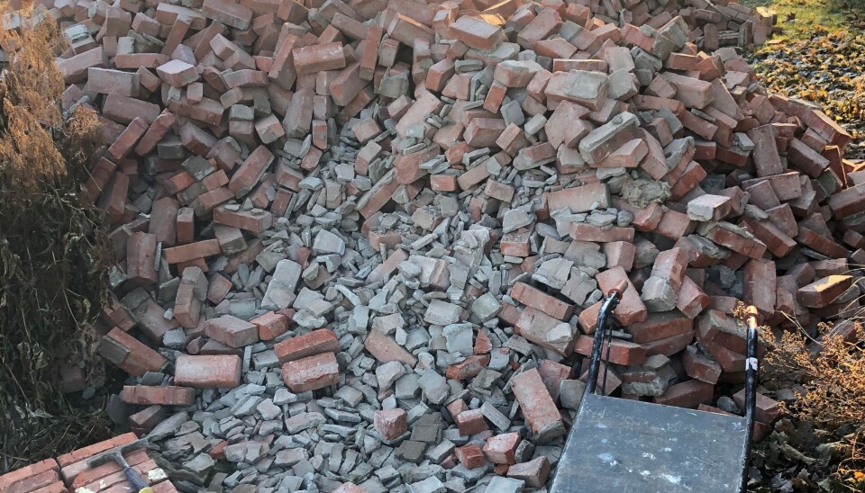 Gjenbruk av byggematerialer er effektiv ressursbruk, men i Norge ender brukt teglstein som regel opp som avfall. Gjenbruk av byggematerialer er effektiv ressursbruk, men i Norge ender brukt teglstein som regel opp som avfall.
