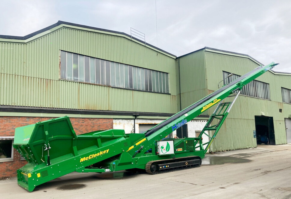 VERDENS FØRSTE: Stackeren McCloskey RF80 på plass hos Hylland AS utenfor Bergen. Dette er verdens første RF80 med «dual power». Foto: Hylland AS