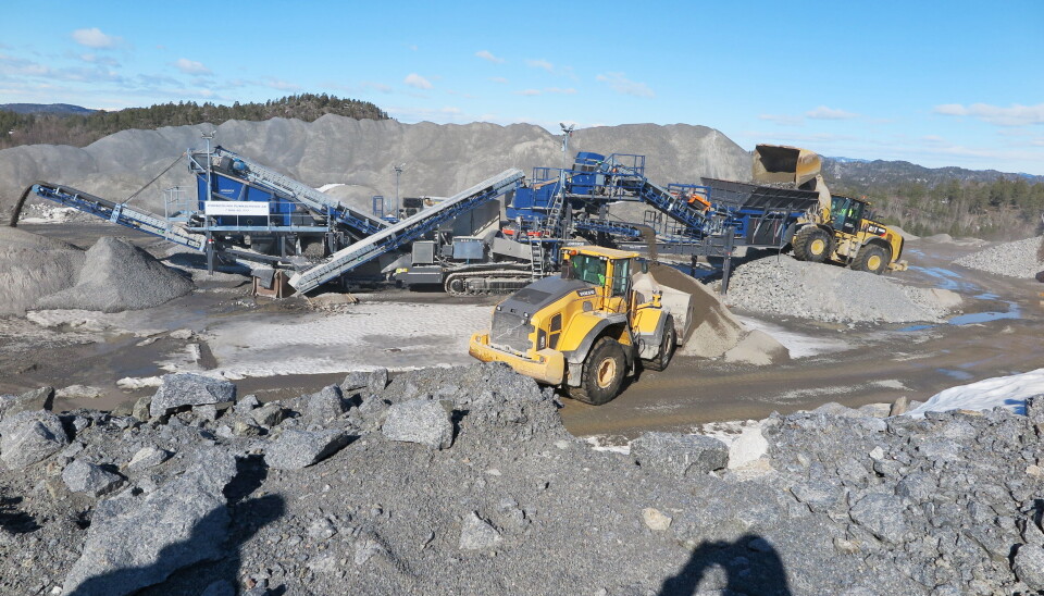 PRODUKSJONEN: Jonsson-kjempen L6800 er godt plassert øverst i Larvik Granite-bruddet i Tvedalen og bearbeider vrakstein til kvalitetsmasser. Hjullasterne går kontinuerlig i mating og lagring av ferdigprodukter. Foto: Bjørn E. Eriksen