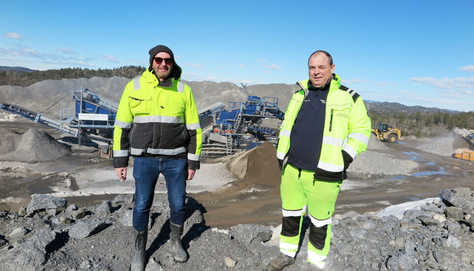 SAMARBEIDER: Roger Hansen i Porsgrunn Pukkservice (t.h.) har et tett samarbeid med Geir Knut Rogne i Ritas, her i møte dagen før finknuseverket i bakgrunnen skal demonteres og flyttes. Foto: Bjørn E. Eriksen