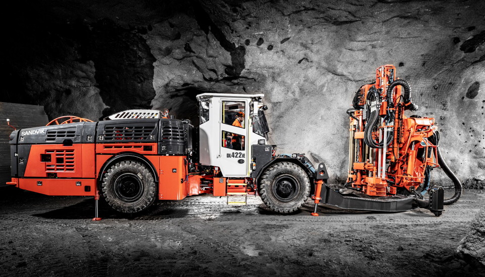 LUFTTÅKE: Netto gjennomtrengningsfrekvens med lufttåkespyling er opptil 15 prosent høyere for Sandvik DL422iE sammenlignet med vannspyling. Sandvik DL422iE topphammer for langhullboring er utstyrt med elektrisk drivlinje. Foto: Sandvik