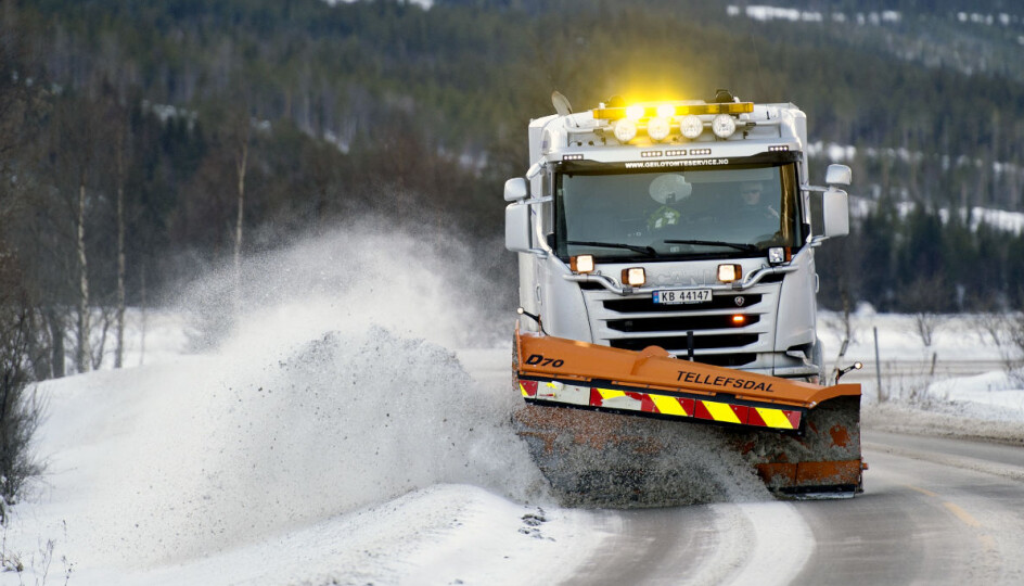 Brøytebil fra Geilo Tomteservice brøyter langs riksvei 7 ved Strandefjorden ved Ål i 2016.