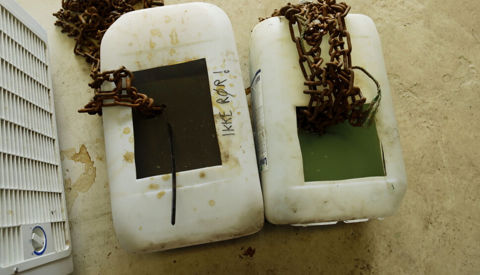 Klargjør: Ved å legge kjettingene i ett slikt bad etter sesongen er de 'myke' og rene når det igjen blir kjettingsesong.