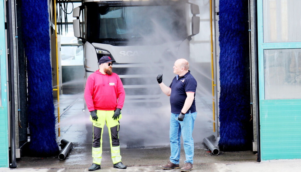 Fornøyd: Bestyrer Anders Nystad og Aslak Goderstad (t.v.) som kjører tippbil for Skollerud Anlegg AS, har sett hvordan Salt-X fungerer når det kryper inn i sprekker og er med på å holde bilen ren og fri for salt.
