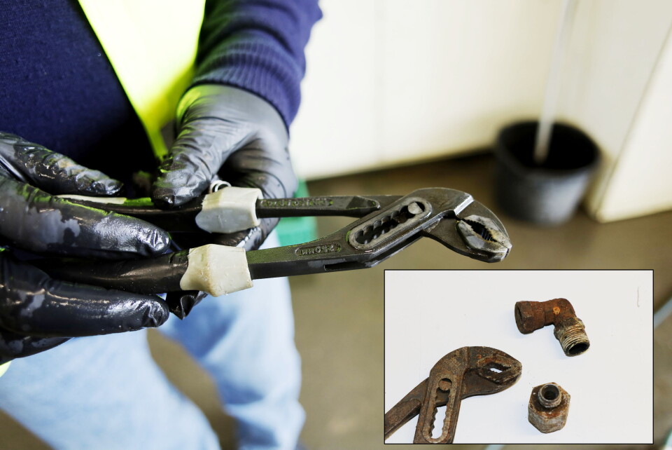 Før og etter: Slik så skiftenøkkelen og rørdelene ut før og etter at de hadde vært i badet et par dager.