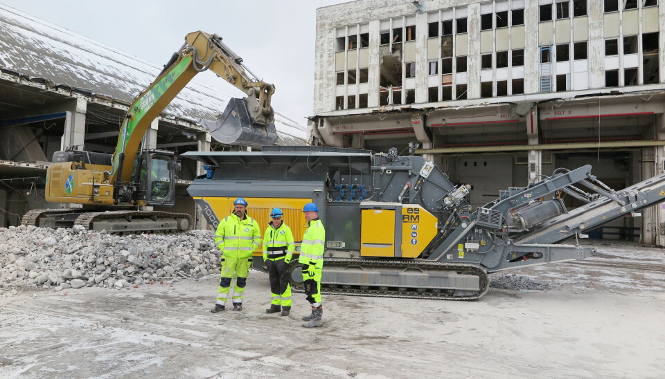STRIPPET: Anleggsleder Ove Odden (f.v.), avdelingsleder Agnar Haugen og maskinsjef Torbjørn Haugo foran et av de strippede betongbyggene som snart blir knust masse. Foto: Bjørn E. Eriksen