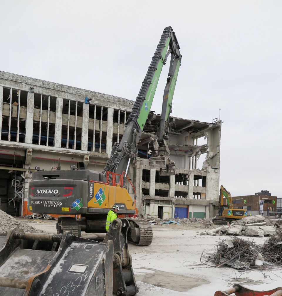 REKKER LANGT: I rivningsarbeidene er en beltegraver med lang bom en nødvendighet. Foto: Bjørn E. Eriksen