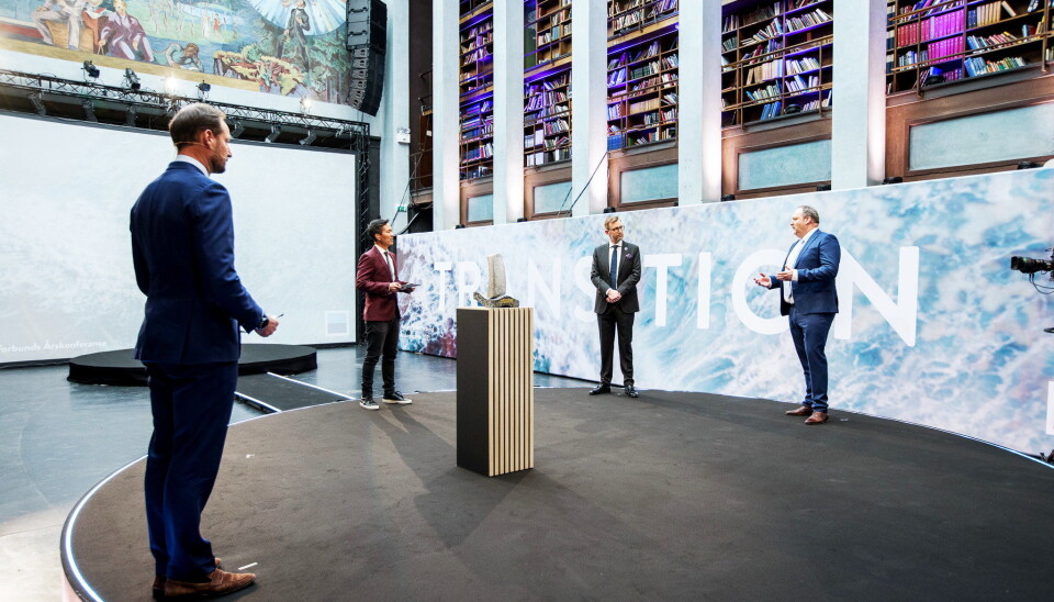 STASLIG: H.K.H Kronprins Haakon deler ut prisen på Rederiforbundets årskonferanse. Foto: Rederiforbundet
