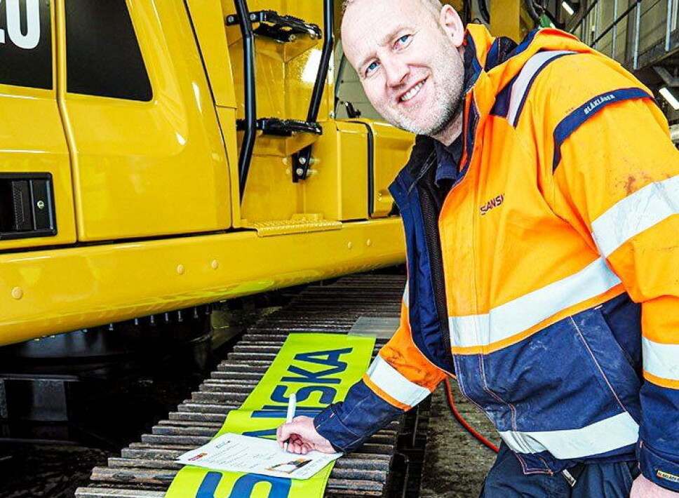 SIGNERTE: Runar Rostad i Skanska skrev under på leie av en 320 Z-line med Z Rent. Maskinen skal i drift på Fornebu. Foto: Pon