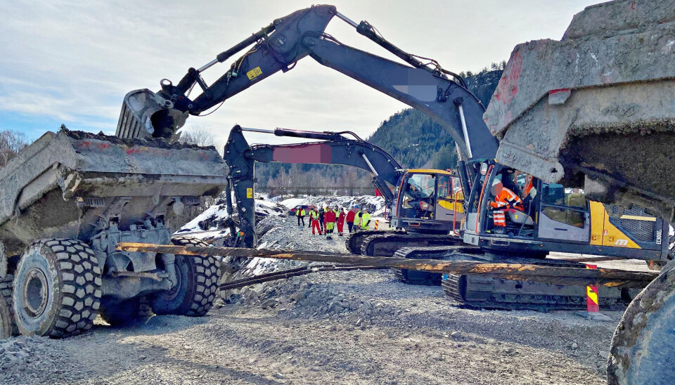 TRE: En annen dumper hang bak, mens to gravere dro i fronten og den ene hadde skuffa opp i kassa for å stabilisere.