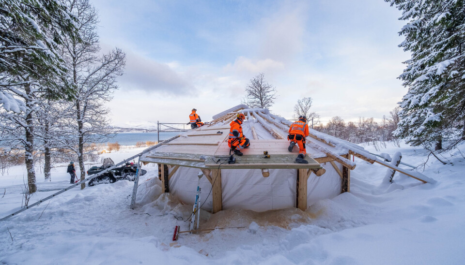 Lærlingene jobbet med å bygge taktro på gapahuken. Taktro er en del av taket.