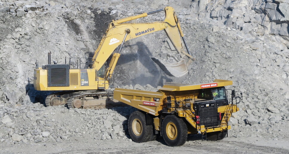 LASTING: Med ni skuffer fra Komatsu-graveren i bruddet er Cat-trucken klar for retur og tømming i knuseren.