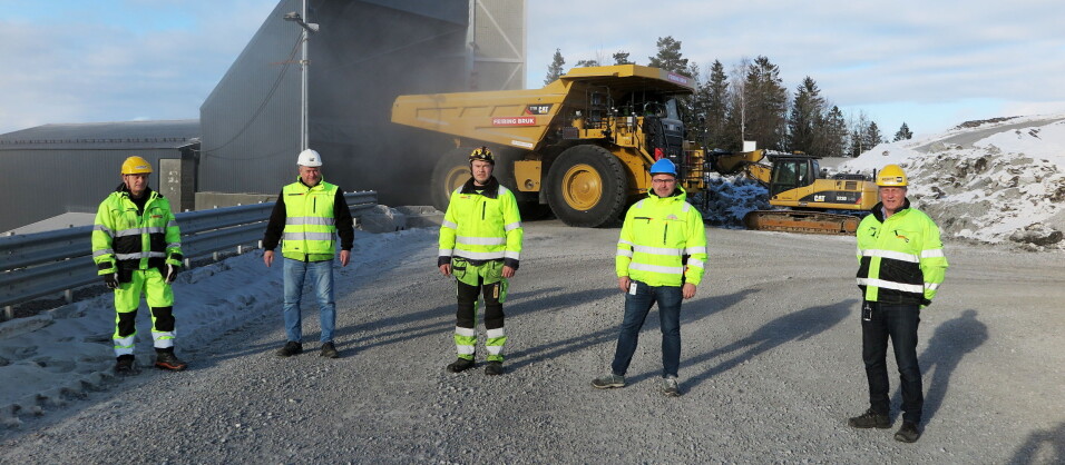 MANNSTERKE: Et solid team fra Pon Equipment har fulgt opp overleveringen. Fra v.: Lars Fremming (instruktør), Kjetil Tørseth (verkstedleder Feiring), Helge Mallaugstredet (mekaniker) og Per Olav Listou (Key Account Manager, Pon) sammen med Feirings fagsjef maskin - Roar Aaserud.