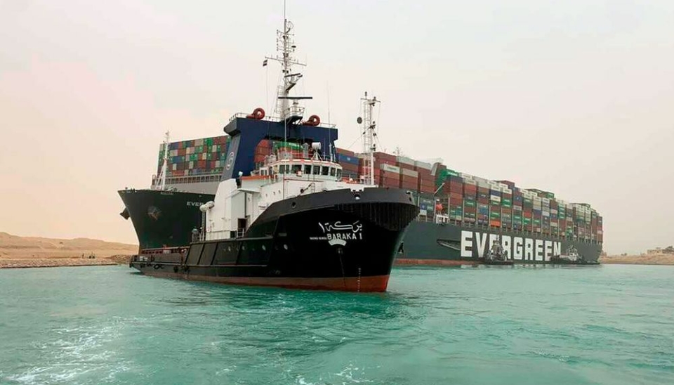 Graving, dytting og tauing har så langt ikke ført til nevneverdige resultater i forsøkene på å få Evergreens containerskip Ever Given løs i Suezkanalen.