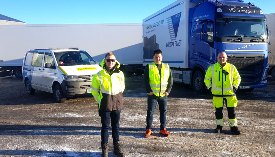 Møre og Romsdal fylkeskommune og Norges Lastebileier-Forbund samarbeidet om testkjøring med modulvogntog på fylkesveinettet i februar 2021. På Sunnmøre var det Vartdal Plast som stilte med sjåfør og modulvogntog. Fra venstre: Tormod Vestad (fylkesveiavdelingen), Christian Vartdal (Vartdal Plast) og Bjarne-Martin Valde (fylkesveiavdelingen)