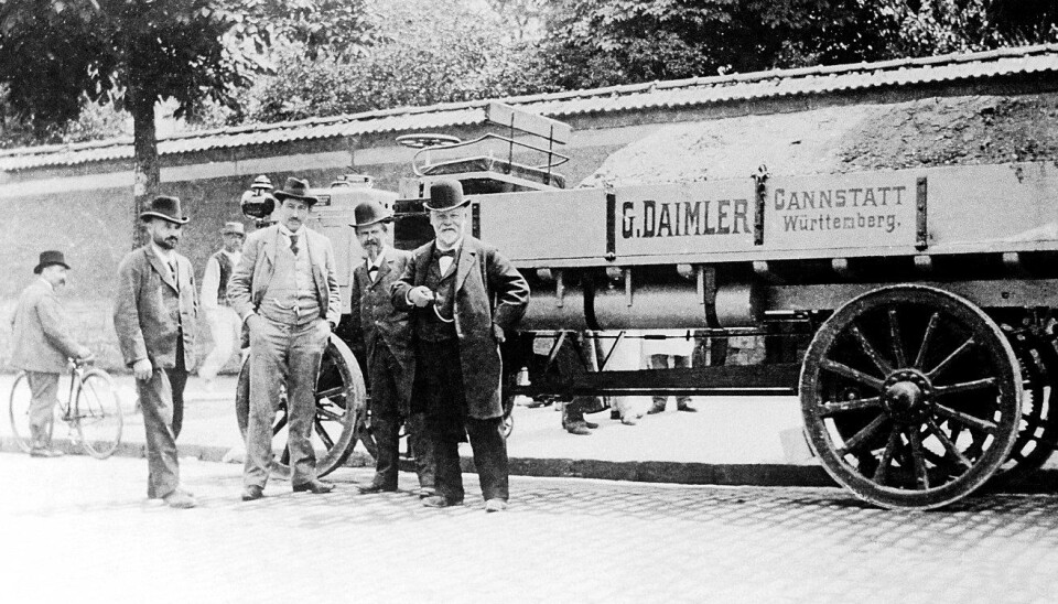 PARIS: I juni 1898 var Gottlieb Daimler (t.h.), hans nærmeste kollega Wilhelm Maybach og Meister Bauer, i Paris med en 5-tonns lastebil med en 2-sylindret Phoenix-motor.